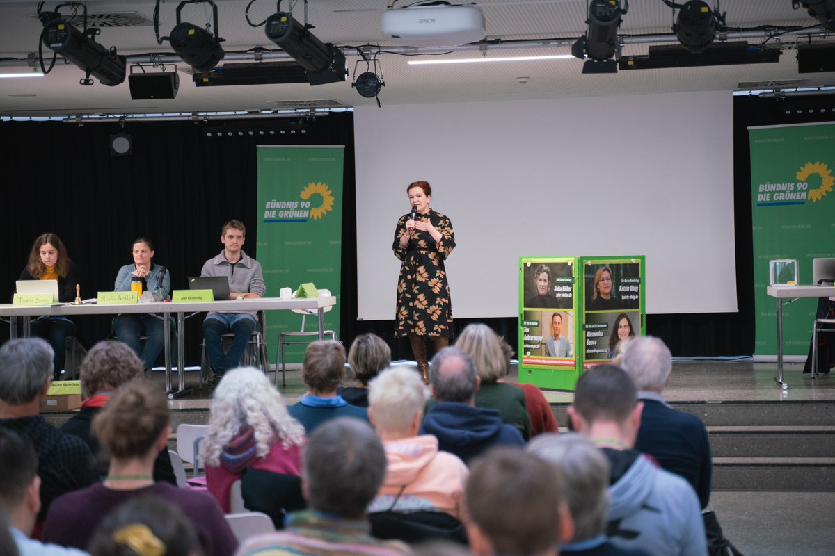 katjadoerner's tweet photo. Und das war richtig gut. Mitgliederversammlung der @gruene_bonn - volles Haus, Mitgliederrekord, starkes Programm zur Kommunalwahl, Aufbruchstimmung. Wir sind bereit für eine gute Zukunft zu kämpfen, im Bund und in der Stadt. Los gehts 💚 https://t.co/qbiRk7jjQH