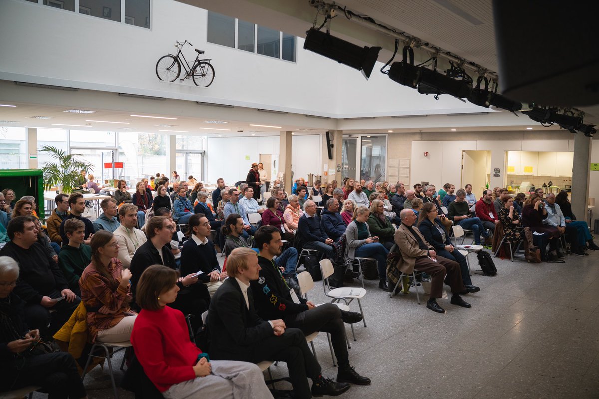 katjadoerner's tweet photo. Und das war richtig gut. Mitgliederversammlung der @gruene_bonn - volles Haus, Mitgliederrekord, starkes Programm zur Kommunalwahl, Aufbruchstimmung. Wir sind bereit für eine gute Zukunft zu kämpfen, im Bund und in der Stadt. Los gehts 💚 https://t.co/qbiRk7jjQH