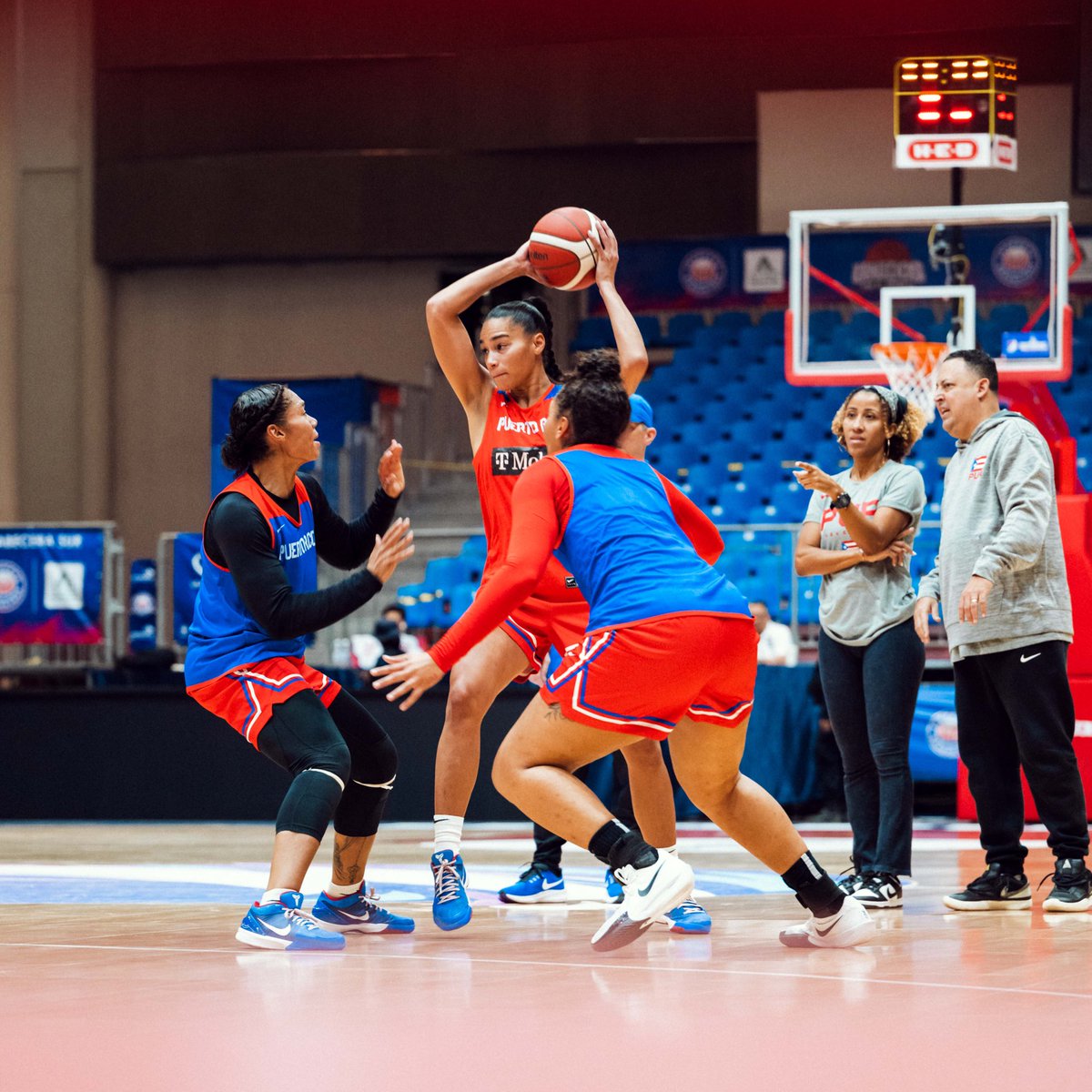 fbpur's tweet photo. 💪 Última práctica antes de la gran semifinal contra México. Esta noche nuestras Guerreras lo dejarán todo en la cancha para seguir buscando el oro. ¡Vamos a apoyar, #FamiliaPUR! 🔥🏀  

🇵🇷 Nos vemos a las 10 p.m. por el canal de FIBA en YouTube. https://t.co/jpRFJJTngp