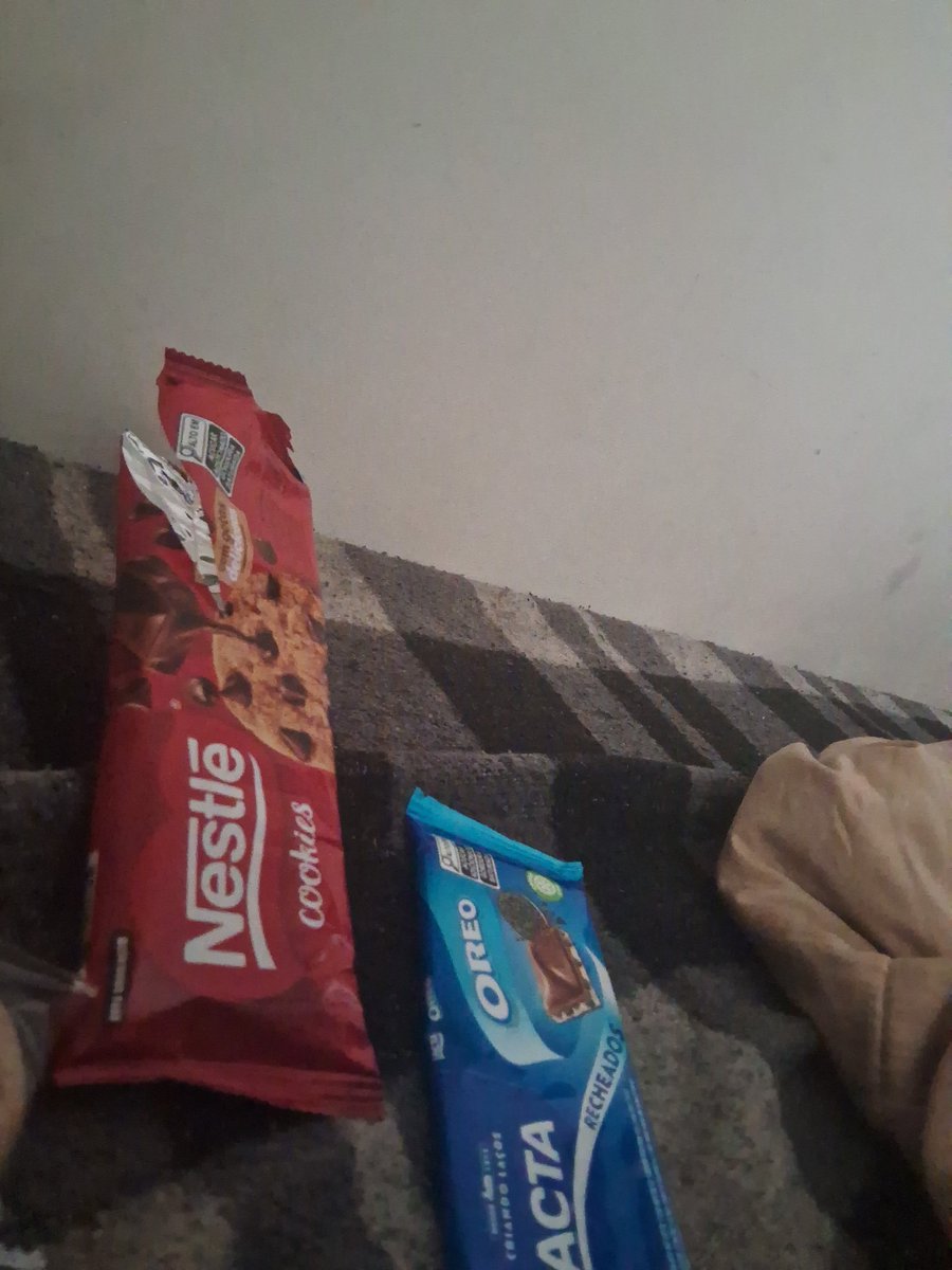 Meu namorado é muito machista, eu acordei hj depois dele pra ajudar a fazer o almoço ele nn deixou e como forma de opressão ele me deu chocolate e falou pra eu comer e voltar a dormi e quando a comida estiver pronto ele me chama, bom soninho da tarde pra mim 😔