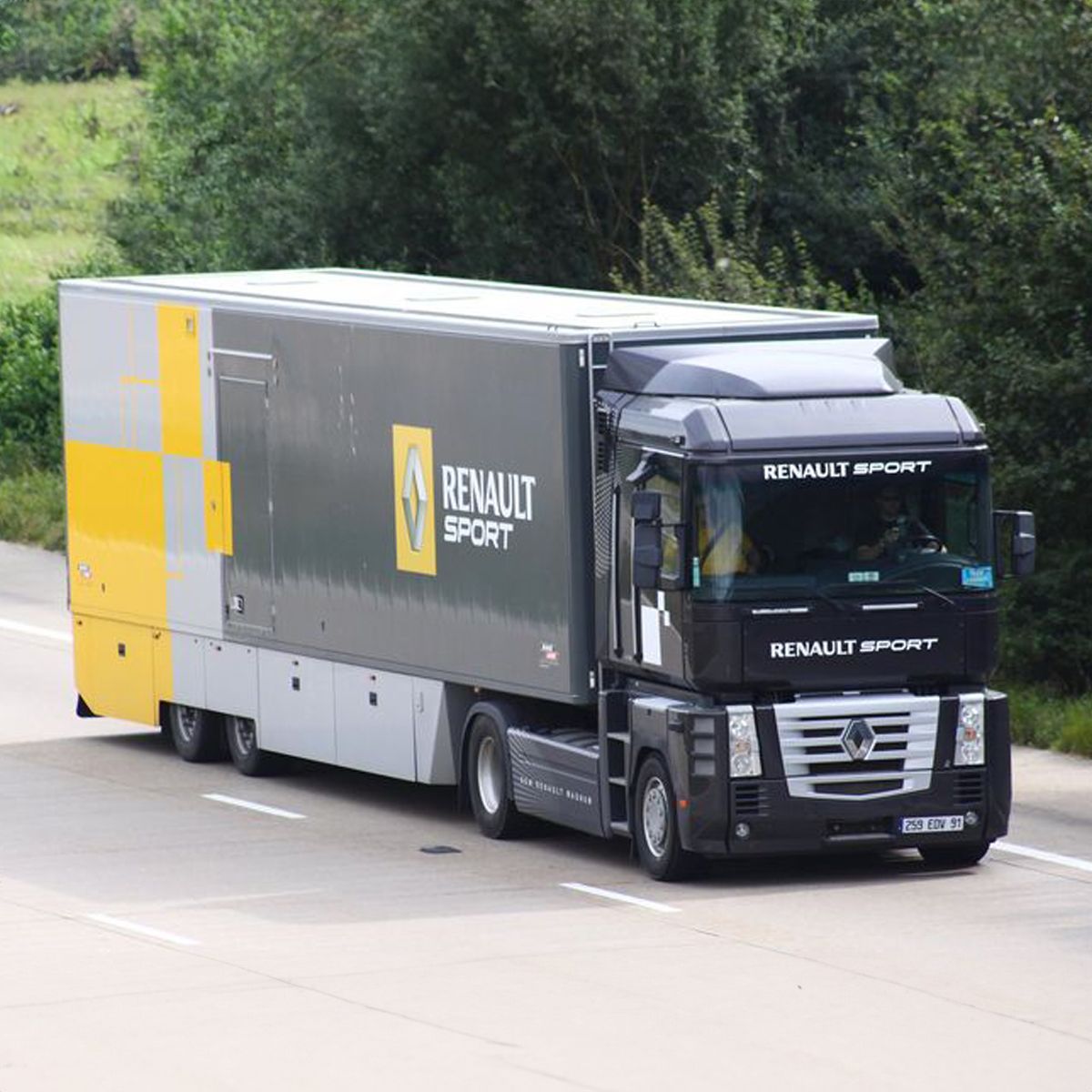 RenaultTrucksEs's tweet photo. [CLASSIC SATURDAY]

El Renault Magnum 259 EDV marcó una era con su diseño innovador y sigue siendo admirado por su carácter distintivo y fiabilidad.

¿Quién lo recuerda?

#RenaultTrucks #ClassicSaturday #Transporte https://t.co/9lw3BBJTcO