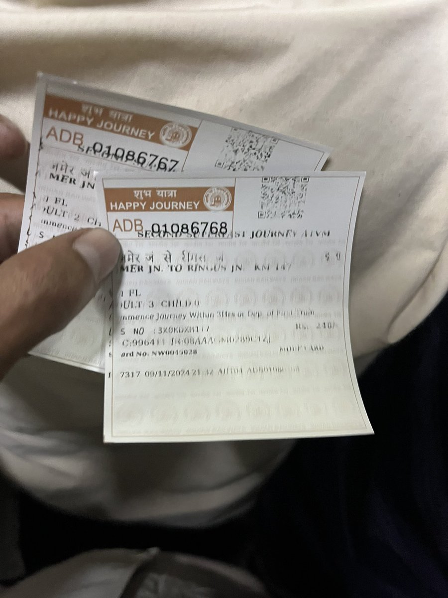 Facttechrs's tweet photo. @RailMinIndia @RailwaySeva @Central_Railway @NWRailways @ZeeNews @aajtak 
Sir ham Chetak express train number 20474 Abhi khishangharah station or h or yha log 3 -3 hi bhethe h or ladies or bacho ko bhethne nahi de rahe H or hahe Dara or rahe h so please take action9664045110 https://t.co/iEwCg0iJgQ