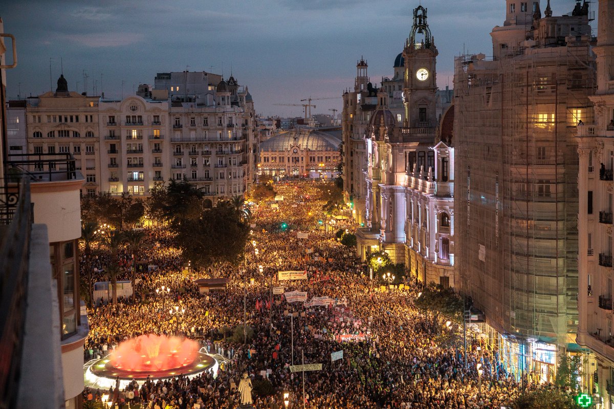 rtvenoticias's tweet photo. Una marcha multitudinaria pide en Valencia la "dimisión de Mazón" por su gestión de la DANA

Desde la plaza del Ayuntamiento, recorrerá varias calles del centro de la ciudad hasta llegar al Palau de la Generalitat. 

📷 EFE/ Reuters/ EP

https://t.co/3FMFKfUlvk https://t.co/1qW4Pq9u0j