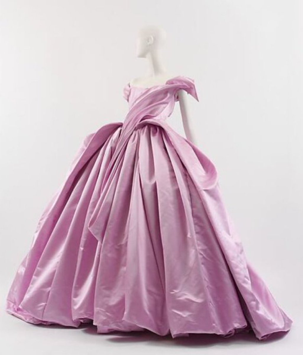 MadameGilflurt's tweet image. #frockingfabulous from #VivienneWestwood, it's 2005's stunning Propaganda. #fashionhistory via the Met.
