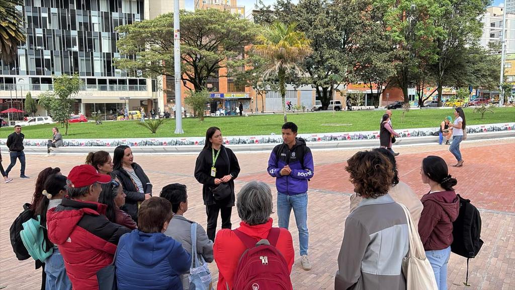 SectorMovilidad's tweet photo. 📢Hoy, en una caminata por el centro histórico de Bogotá junto a #ORVI y el @IDRD, brindamos un espacio de reconexión para las personas y familias afectadas por siniestros viales. 🚶🚶‍♀️

Seguimos acompañándolos en este camino hacia la recuperación y el cuidado de su bienestar. https://t.co/0hhsOJsOv6