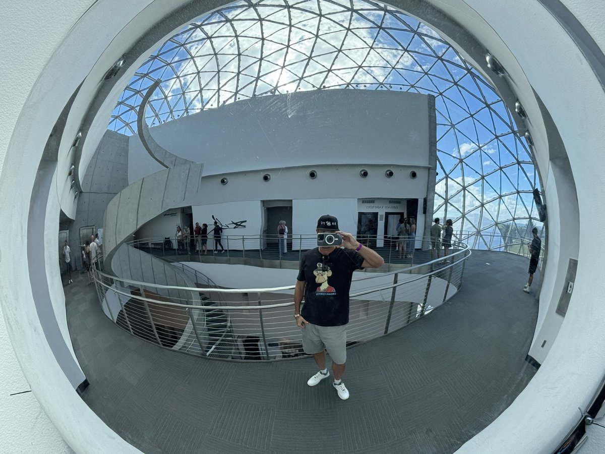 creamcurtis's tweet image. Dalí was a symbol of new media

If alive today, he would have an #NFT collection

@TheDali #pureimagination