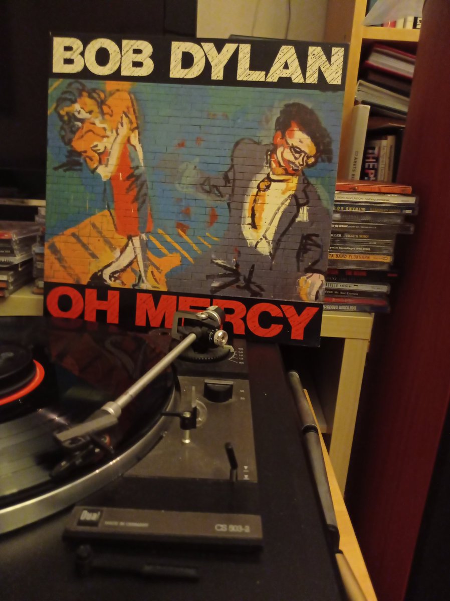 På min grammofon ikväll: Bob Dylan med plattan "Oh Mercy" från -89.
Köpte den när den kom. Under sommaren hade jag flyttat till bokskogen sedan och flummat runt i Europa. När hösten kom eldade jag i spisen, satte nålen på första spåret och vred reglagen till 11 ♥️