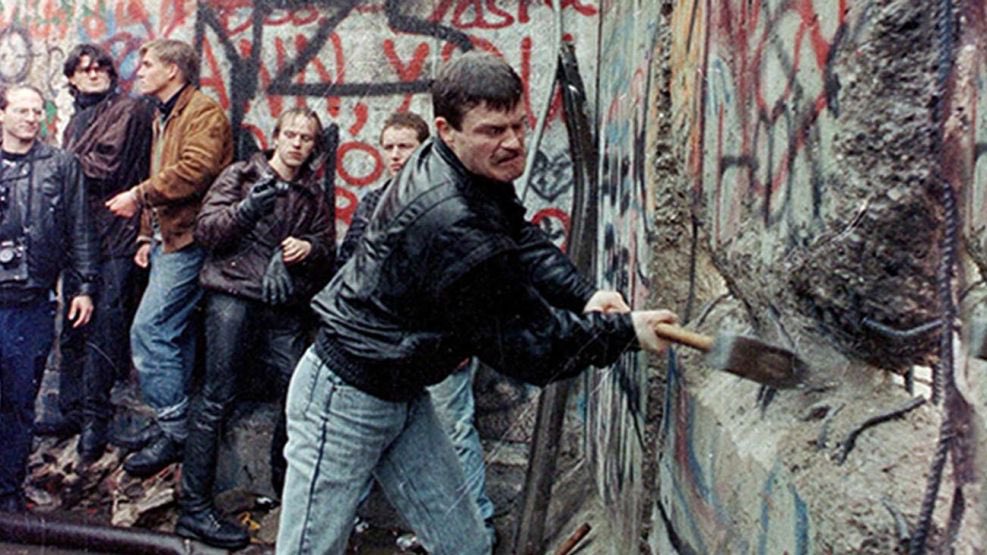 Hoy 9 de noviembre se celebra un nuevo aniversario de la caída del #MurodeBerlín. Cuánto dolor, cuántas muertes en vano en aras de las locuras de unos pocos autoritarios. La #libertad no se enuncia, se prueba con hechos!