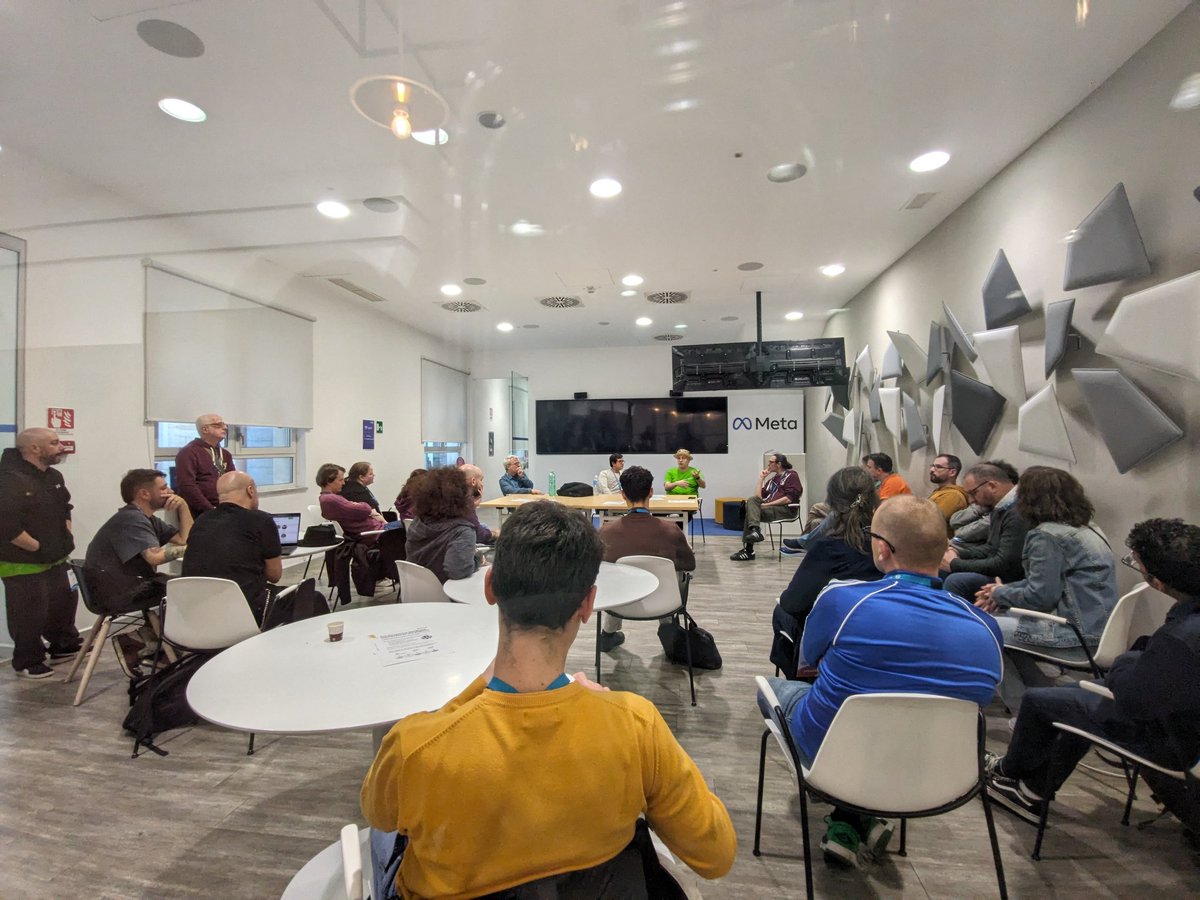 lopo's tweet image. At the Rome #CoreDays2024, @PaoloLScala (my teammate at @Yoast) hosts a crammed full panel discussion about multilingual #WordPress!