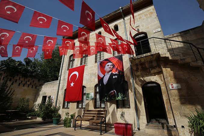 #Gaziantep, Mustafa Kemal Atatürk’ün nüfusa kayıtlı olduğu yer. Bey Mahallesi’nde Atamıza yakışır bir anma yapılsaydı ne güzel olurdu. CHP iktidarında Bey Mahallesi’ni tüm dünyaya tanıtacağız, herkesin merak edeceği bi yer olacak. Az kaldı.