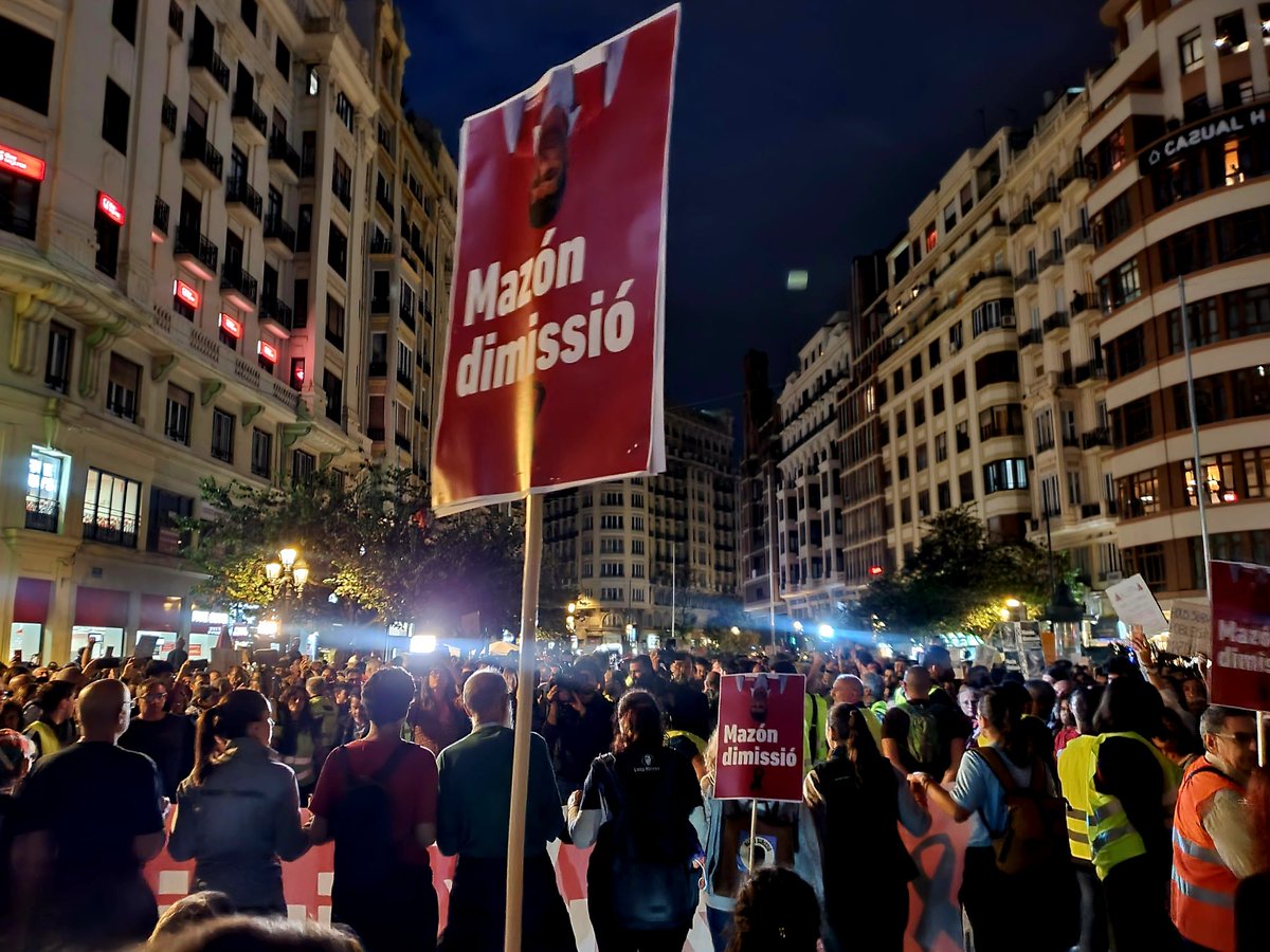 SoL_ALe87's tweet photo. CRIMInalitat Valenciana.

#MazónDimissió
#ElPresidentAPicassent
#MazónDimisión
#DANA https://t.co/EbyibYtcla