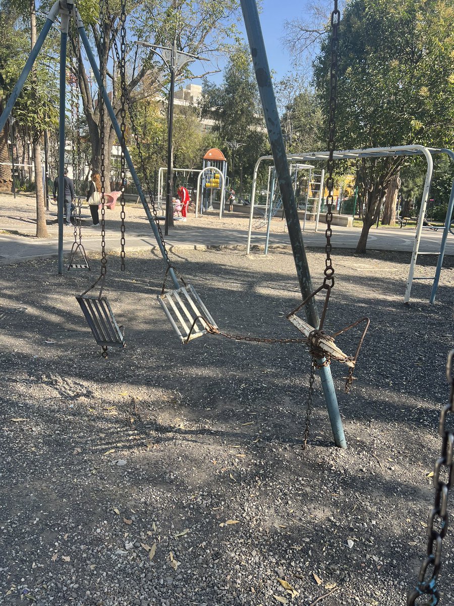 <a href="/AlessandraRdlv/">Alessandra Rojo de la Vega</a> <a href="/AlcCuauhtemocMx/">Alcaldía Cuauhtémoc</a> por favor ayuda con la reparación de los columpios del área infantil en <a href="/JardinPushkin/">Jardín Pushkin</a> en #RomaNorte , es peligroso , triste y más para los pequeños , que se encuentren así. Muchas gracias , esperamos su atención.