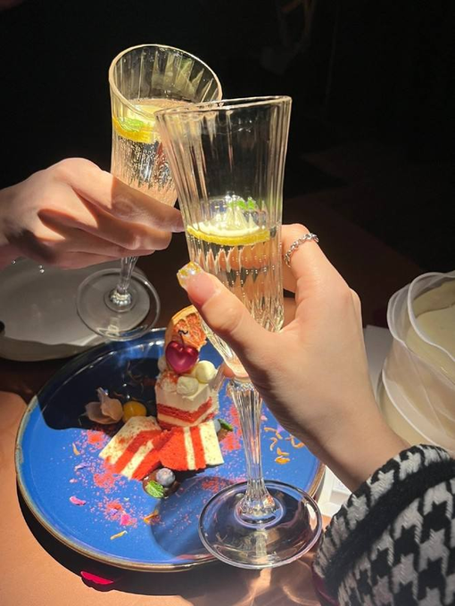 centrifugate_66's tweet image. Have a drink with your girlfriends,