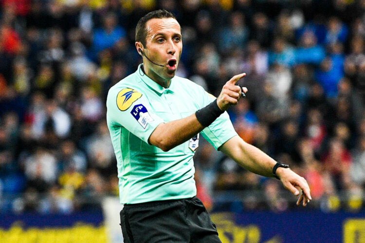 JournalDuRcsa_'s tweet photo. Bravo à Benjamin Lepaysant d’avoir totalement sorti les joueurs du match parce que Monsieur veut faire son shérif de merde. 🤡

Arbitrage catastrophique, bravo tout de même à Monaco pour la victoire. https://t.co/po9VVbG0rR