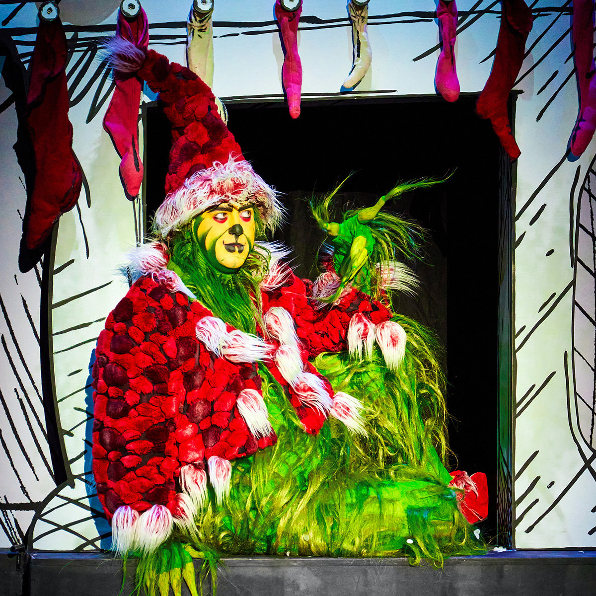 Be honest, who's decorated for Christmas already? ✋ Our Whos will be decorating the lobbies next week in preparation for Dr. Seuss' holiday classic How the Grinch Stole Christmas! decking the Hall Nov. 19-24! 🎄

Tix are going quicker than Santa's sleigh: basshall.com/grinch