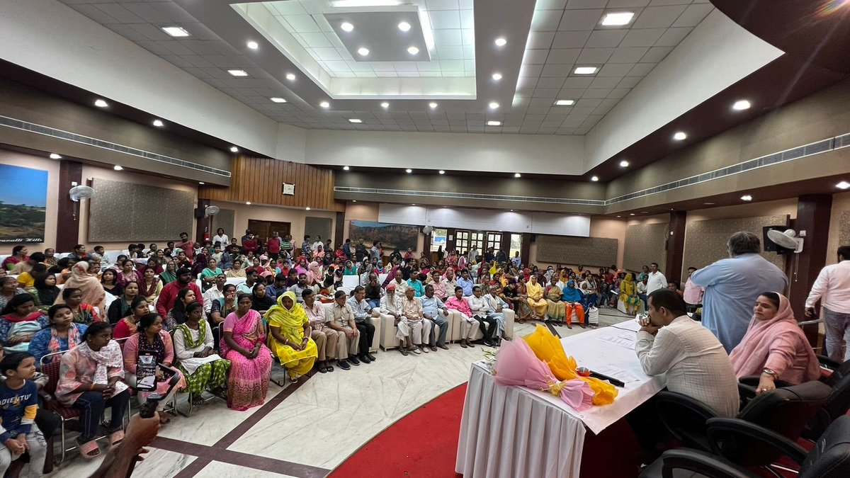 शिक्षा पर बात, माता पिता के साथ ✅

दिल्ली सरकार ने शिक्षा को नई ऊंचाइयों पर ले जाने के अपने प्रयास में आर के पुरम विधानसभा क्षेत्र में सरकारी स्कूलों में पढ़ने वाले बच्चों के माता-पिता के साथ संवाद का आयोजन किया। इस कार्यक्रम का उद्देश्य शिक्षा के स्तर को सुधारना और बच्चों के