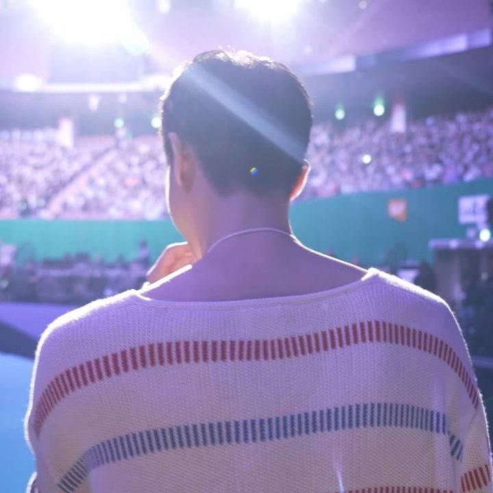 hourjinnie's tweet photo. Do not let his Pacific Ocean shoulders distract you from his marshmallow cheekies https://t.co/JlfIC954tH