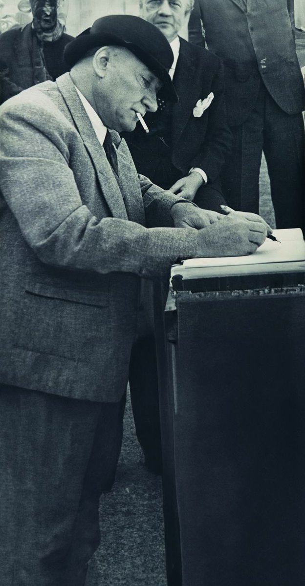 O’nu anlamak; sadece adını anmak demek değil, O’nun izinden gitmek, ilke ve inkılaplarını takip etmek, Cumhuriyet’e sahip çıkmak, O’na sımsıkı sarılmak demektir.

Ve gözümüzün önünde ki resminle değil, beynimizin içinde ki fikirlerinle seni anıyoruz ve özlüyoruz... #10Kasım