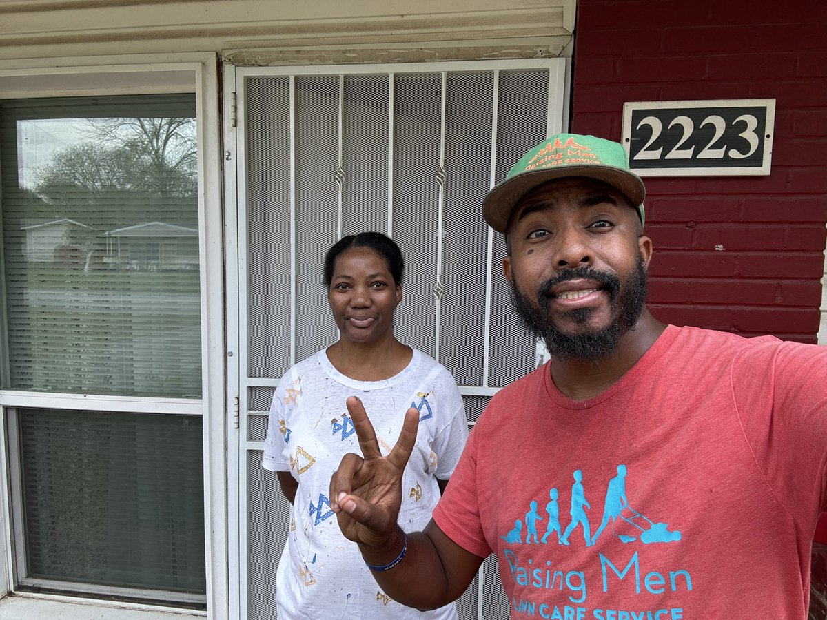 iamrodneysmith's tweet photo. This morning I had the pleasure of mowing Ms. Jones lawn . It was great seeing her , she’s doing well . Making a difference one lawn at a time . https://t.co/2wTcKnCCNn