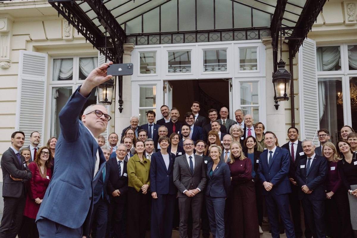 Dries_Willems's tweet photo. Our Minister President @MDiependaele snapping a quick selfie with his Ministers and us at the end of the #DiplomaticDays 📸 https://t.co/HuhVLr9Z5s