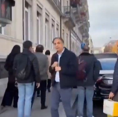 republicpolicy's tweet image. بیوروکریسی ذرائع کے مطابق یہ گزشتہ تین مہینوں میں چیف سیکریٹری پنجاب زاہد  زمان کا سوئٹزرلینڈ کا دوسرا دورہ ہے۔ انکے پچھلے دورے کے دوران عمومی تاثر یہ تھا کہ وہ اپنے خاندان سے ملنے گئے تھے، لیکن ذرائع نے تصدیق کی ہے کہ ان کے بیٹے شمالی امریکہ میں سیٹل ہیں۔
 ایسے وقت پر جب پنجاب…