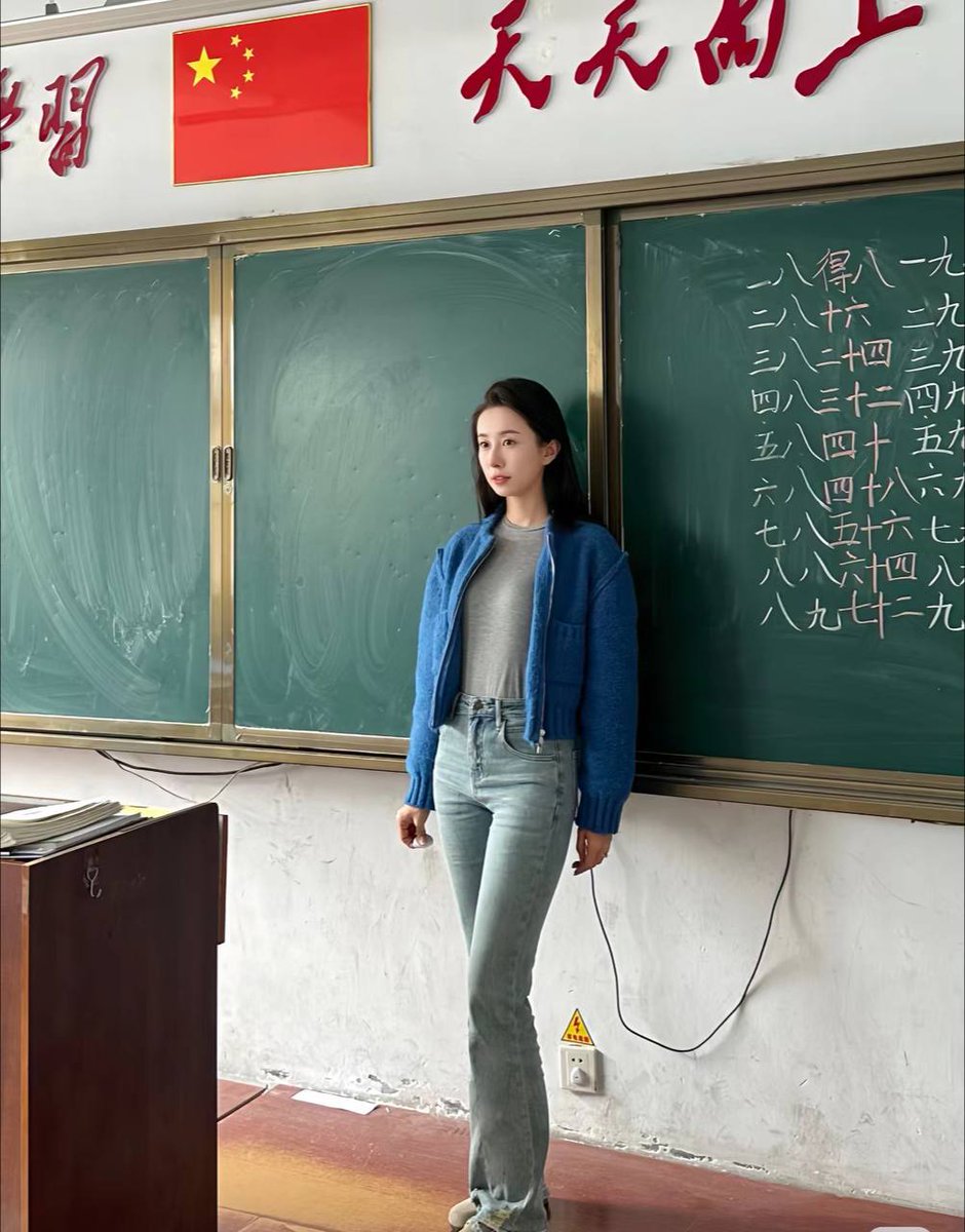 明天周日老师有扣约吗 🥰最近这个翘腿的毛病习惯了☺️☺️☺️ https://t.co/D59yze1OT8