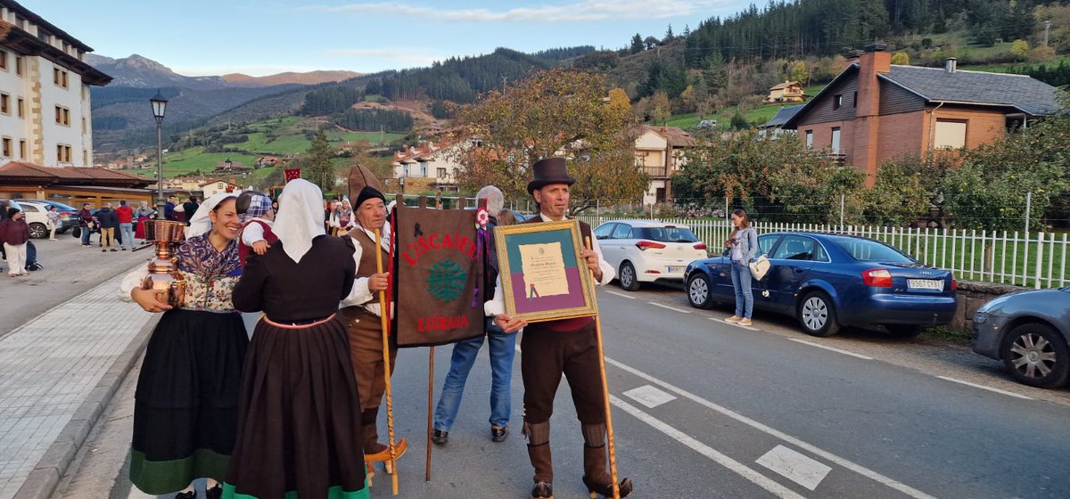 RpesqueraSanid1's tweet photo. ☑ #Potes, 3️⃣0️⃣ Fiesta del #Orujo. Tierra maravillosa, gran ambiente, felicitaciones a los Orujeros Mayores. 💪💪 A difundir y promocionar un gran producto y una comarca 🔝🔝🔝 https://t.co/ir0RWxN6DD
