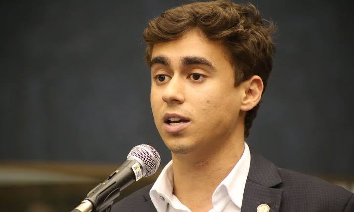 pesquisas_elige's tweet image. 🚨URGENTE: O Deputado Federal Nikolas Ferreira (PL-MG) foi eleito com quase 20% dos votos dos mineiros, entre os quais muitos vieram dos mais pobres. Ele recebe R$ 40 mil por mês e trabalha obrigatoriamente em escala 3x4. No entanto, @nikolas_dm se recusou a assinar a PEC que…