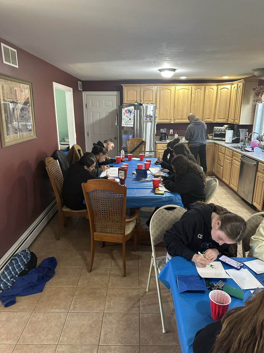 MethuenSoccer's tweet image. Shout out to Coach Roz and Heather for hosting team breakfast this morning! 🥞
Now we are making some holiday cards before heading down to Xaverian to support @MethuenBoys in the round of 16
Let’s go Rangers 💙⚽️‼️