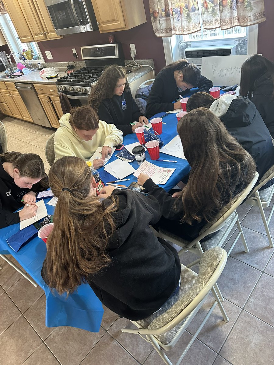 MethuenSoccer's tweet image. Shout out to Coach Roz and Heather for hosting team breakfast this morning! 🥞
Now we are making some holiday cards before heading down to Xaverian to support @MethuenBoys in the round of 16
Let’s go Rangers 💙⚽️‼️