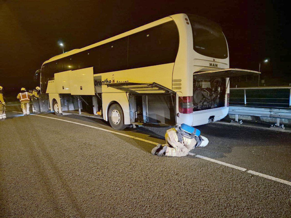 Rokende bus zorgt voor afsluiting rotonde Gieten
