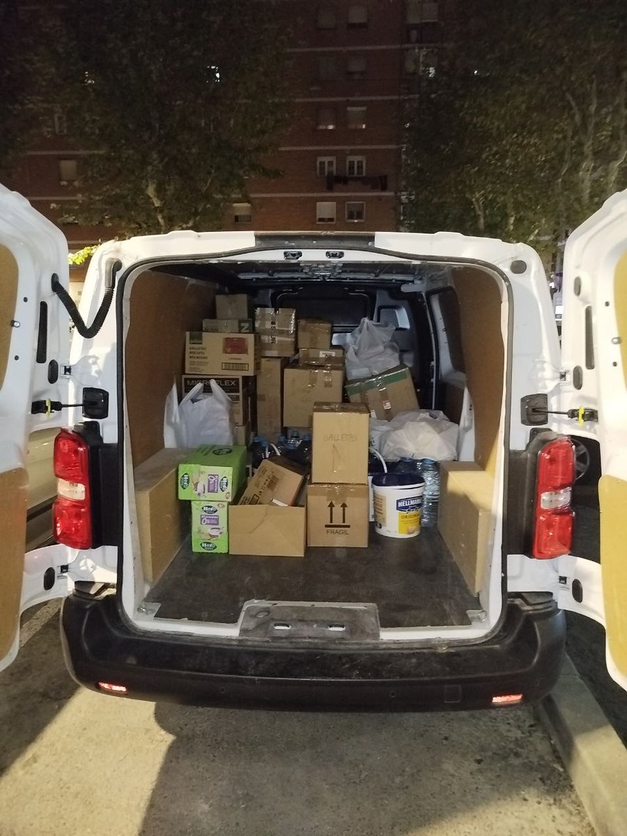 Gracias a las generosidad de l@s vecin@s de Aluche y a un enorme esfuerzo de l@s voluntari@s y dirección. El miércoles pasado mandamos un furgoneta y un señor CAMIÓN con materiales y alimentos para afectados por la Dana.