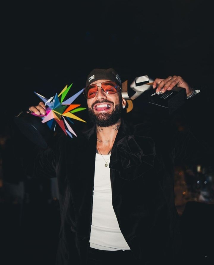 Maluma posando con sus premios. 💗
 #LOS40MusicAwards