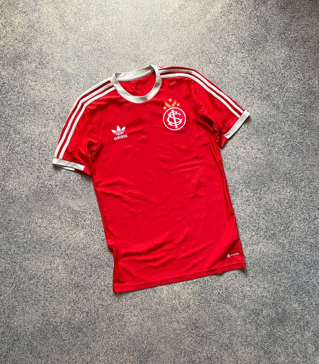 ballendsgn's tweet photo. 3- Alonguei as listras da adidas na manga e colei os bordados fazendo pequenas correções de cores, depois adicionei um png do banrisul (bem mal feito) https://t.co/zHx10ShfK4