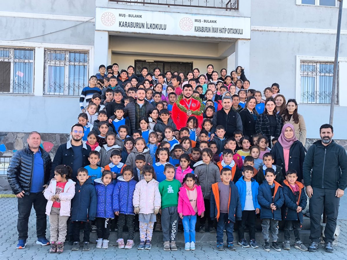 Karaburun köyünde doğup büyüyen ve okulumuzdan mezun olan Ahmet YILMAZ, Arnavutluk'ta düzenlenen Dünya Güreş Şampiyonasında ülkemizi temsil ederek dünya 3. Oldu. Sporcumuz okulumuzu ziyaret ederek bizleri de gururlandırmıştır. Kendisini tebrik ediyoruz.
<a href="/Bulank_Kymklk/">Bulanık Kaymakamlığı</a>