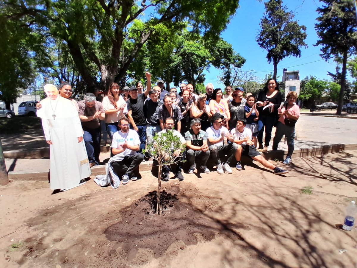 62OrgSanIsidro's tweet photo. Plantamos un olivo en el barrio la Cava juntos a referentes de todos los credos. 
Siguiendo el mensaje de @Pontifex_es trabajamos por la unidad de todas las personas para vivir en un mundo mejor.
Gracias Fernanda Miño y @LSchaererOK por la invitación
#TodosUnidosTriunfaremos https://t.co/U9sdQojHTp