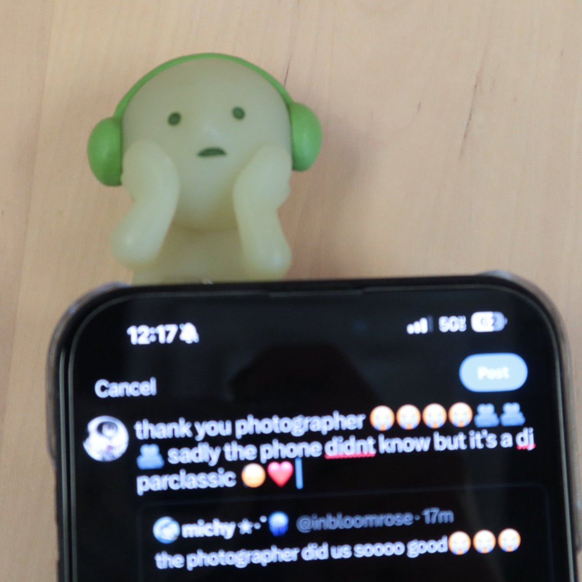 thank you photographer 😭😭😭😭🫂🫂🫂 sadly the phone didnt know but it’s a dj parclassic + dojoon smiski 🙂‍↕️❤️