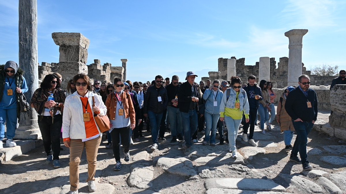 denizlimem's tweet photo. 🔶Şehir ve Kültür Akademisi
🔷Edebiyat Akademisi

Denizli Öğretmen Akademileri kapsamında hazırlanan “Şehir ve Kültür Akademisi” ile "Edebiyat Akademisi"nin bu haftaki etkinliği Laodikya Antik Kentinde Prof.Dr. Celal Şimşek'in katılımıyla gerçekleştirildi.

@Yusuf__Tekin
@farukyelkenci
@emre_caliskan
@tcmeb

#DenizliÖğretmenAkademileri