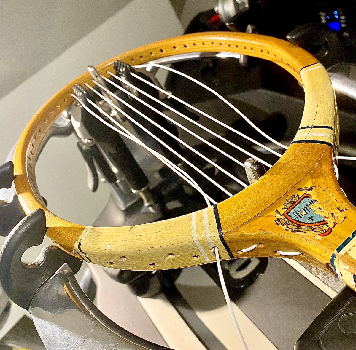 Revolza_com's tweet image. Our specialists just finished stringing vintage wooden rackets 🎾. At Restring, it’s all about honoring the craft and tennis heritage 🛠️🕰️. Follow us to see the results! #Restring #TennisHeritage