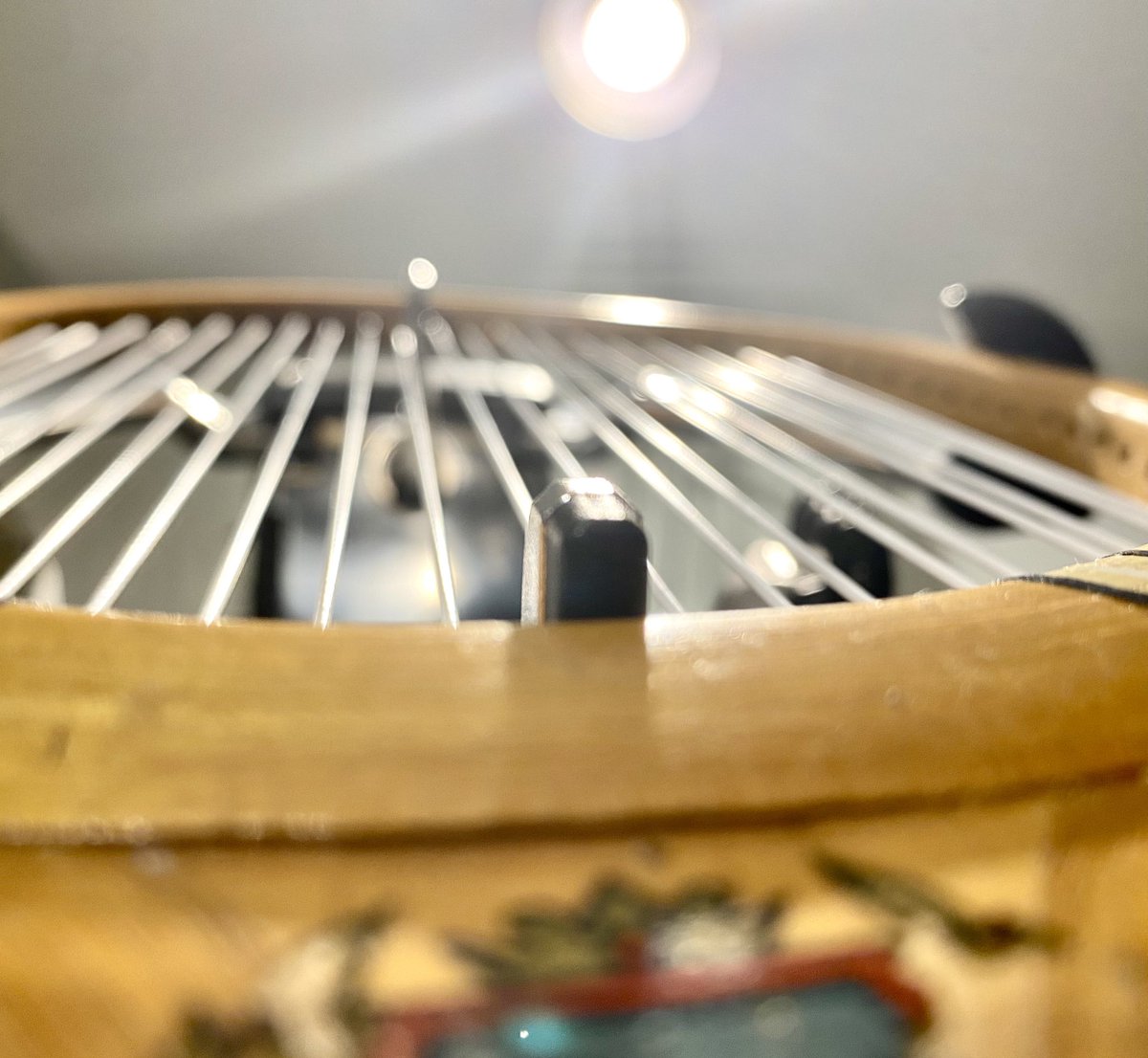 Revolza_com's tweet image. Our specialists just finished stringing vintage wooden rackets 🎾. At Restring, it’s all about honoring the craft and tennis heritage 🛠️🕰️. Follow us to see the results! #Restring #TennisHeritage