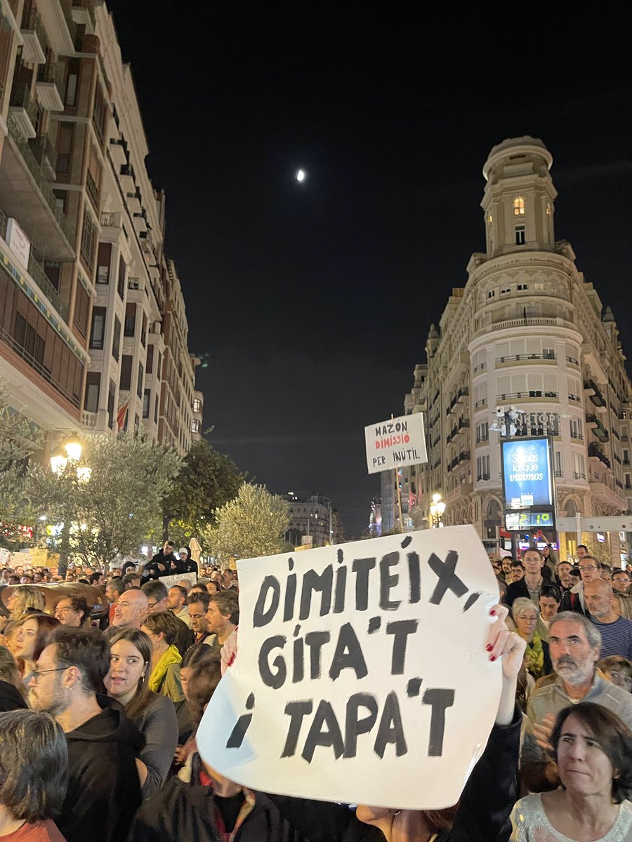 vicentbaydal's tweet photo. Ves i gita't! #MazónDimissió https://t.co/5geNMAtVvn
