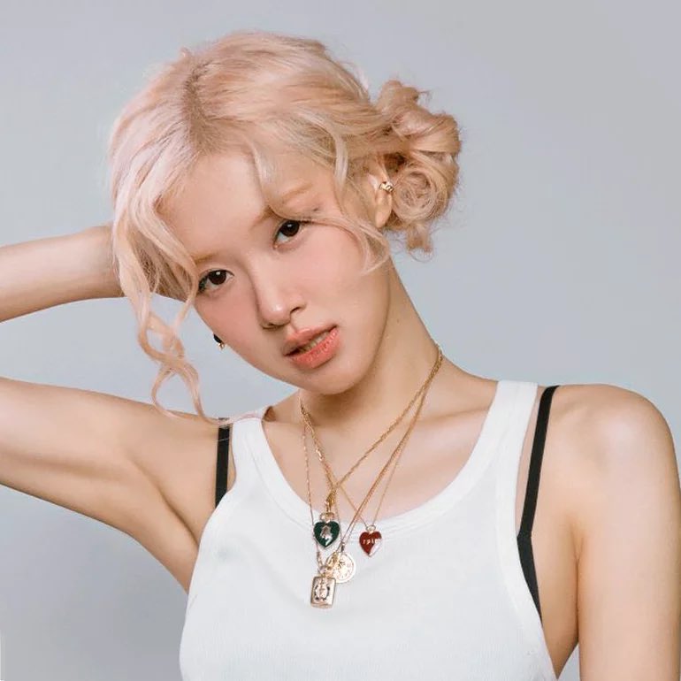 kchartsmaster's tweet photo. #ROSÉ (46.5M) breaks the record for the highest monthly listeners peak by a K-pop artist on Spotify history, surpassing #BTS (45.8M). https://t.co/CdwQbd2XF7