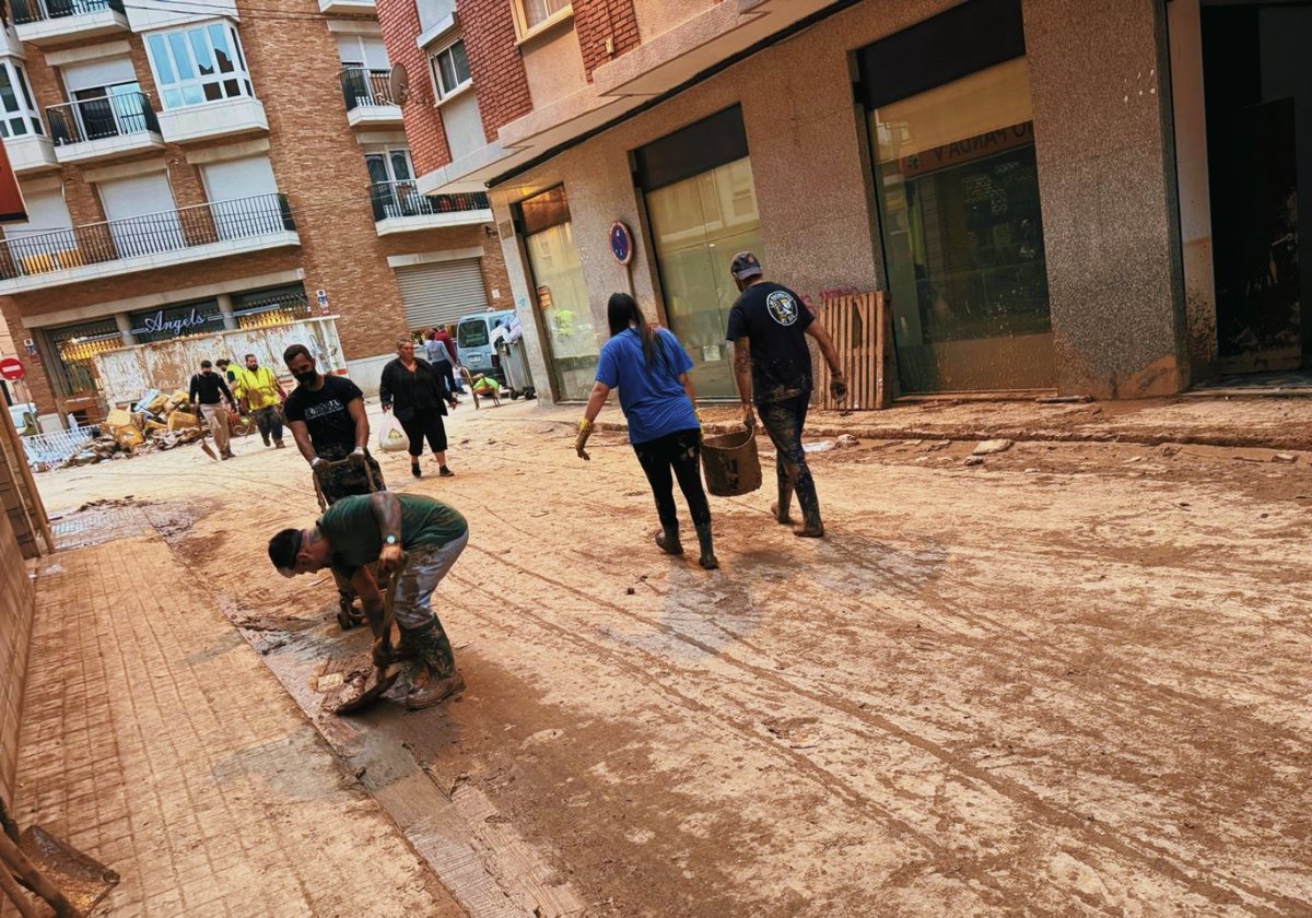 ultranaciente's tweet photo. Desde Gran Canaria con nuestros medios, con nuestras manos. Solidaridad con el pueblo valenciano. 

Força València. https://t.co/SDI6Fm9S5o