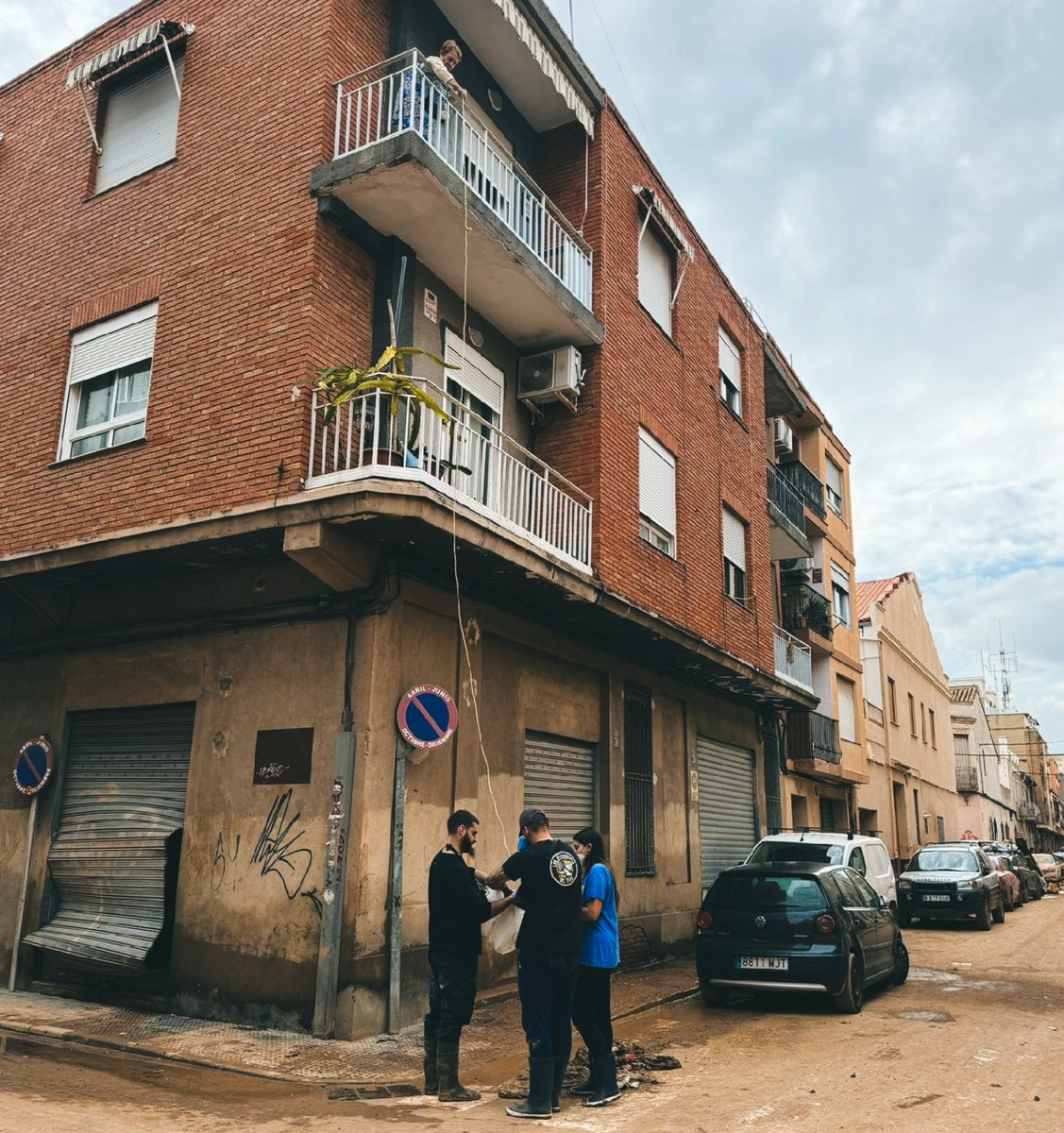 ultranaciente's tweet photo. Desde Gran Canaria con nuestros medios, con nuestras manos. Solidaridad con el pueblo valenciano. 

Força València. https://t.co/SDI6Fm9S5o
