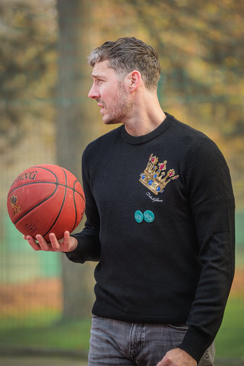 2025Go's tweet image. 𝐁𝐞𝐡𝐢𝐧𝐝 𝐭𝐡𝐞 𝐒𝐜𝐞𝐧𝐞𝐬 𝐰𝐢𝐭𝐡 𝐆𝐨𝐠𝐢 𝐚𝐬 𝐖𝐞 𝐏𝐫𝐞𝐩 𝐟𝐨𝐫 𝐆𝐎! 𝟐𝟎𝟐𝟓! 

The European Capital of Culture isn’t just about arts and culture—it also champions sports initiatives, with a key role played by the Goran Dragić Foundation!
#GoBorderless