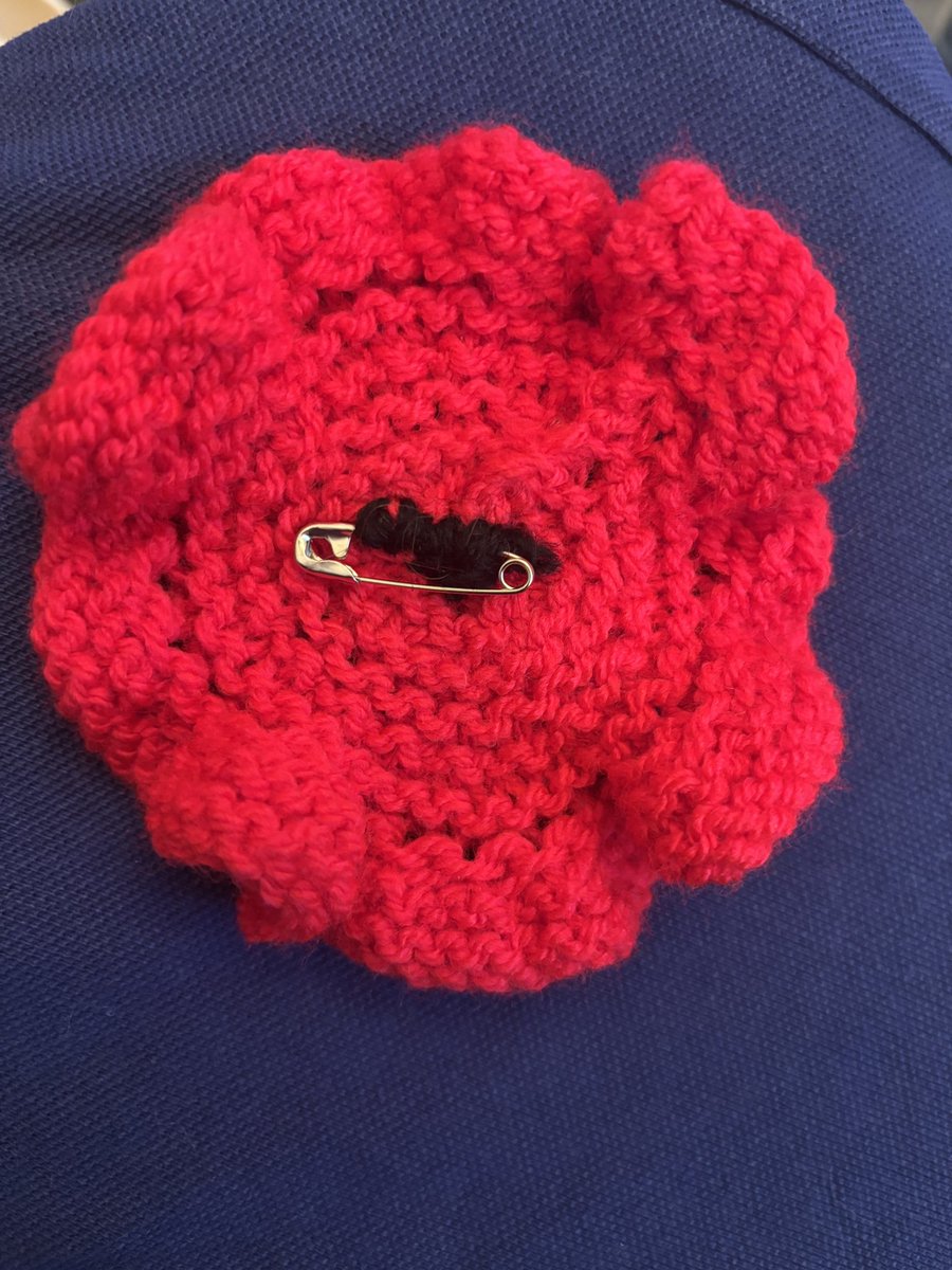 Kaybee64's tweet photo. #NovemberKnittingChallenge
#DementiaUK
Days 8 & 9
A poppy ready to be worn at Remembrance tomorrow and today’s addition to the sack (to be sewn up and stuffed when my mind is up to it!!) https://t.co/7zaIHw9hj9