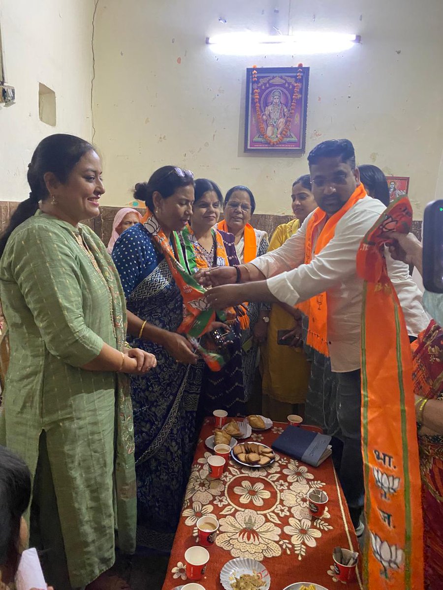 BJPMM4Delhi's tweet photo. दिल्ली प्रदेश अध्यक्ष श्रीमती @richapandey के नेतृत्व में जिला करोलबाग @cpramila69 जी के रंजीत नगर मंडल में #kamalsakhi कार्यक्रम का आयोजन बड़ी संख्या में महिलाएं उपस्थिति रहीं। प्रदेश उपाध्यक्षा एवं प्रभारी @Shobhashukla16 जी का मार्गदर्शन मिला । https://t.co/2Vo0y0eFpO