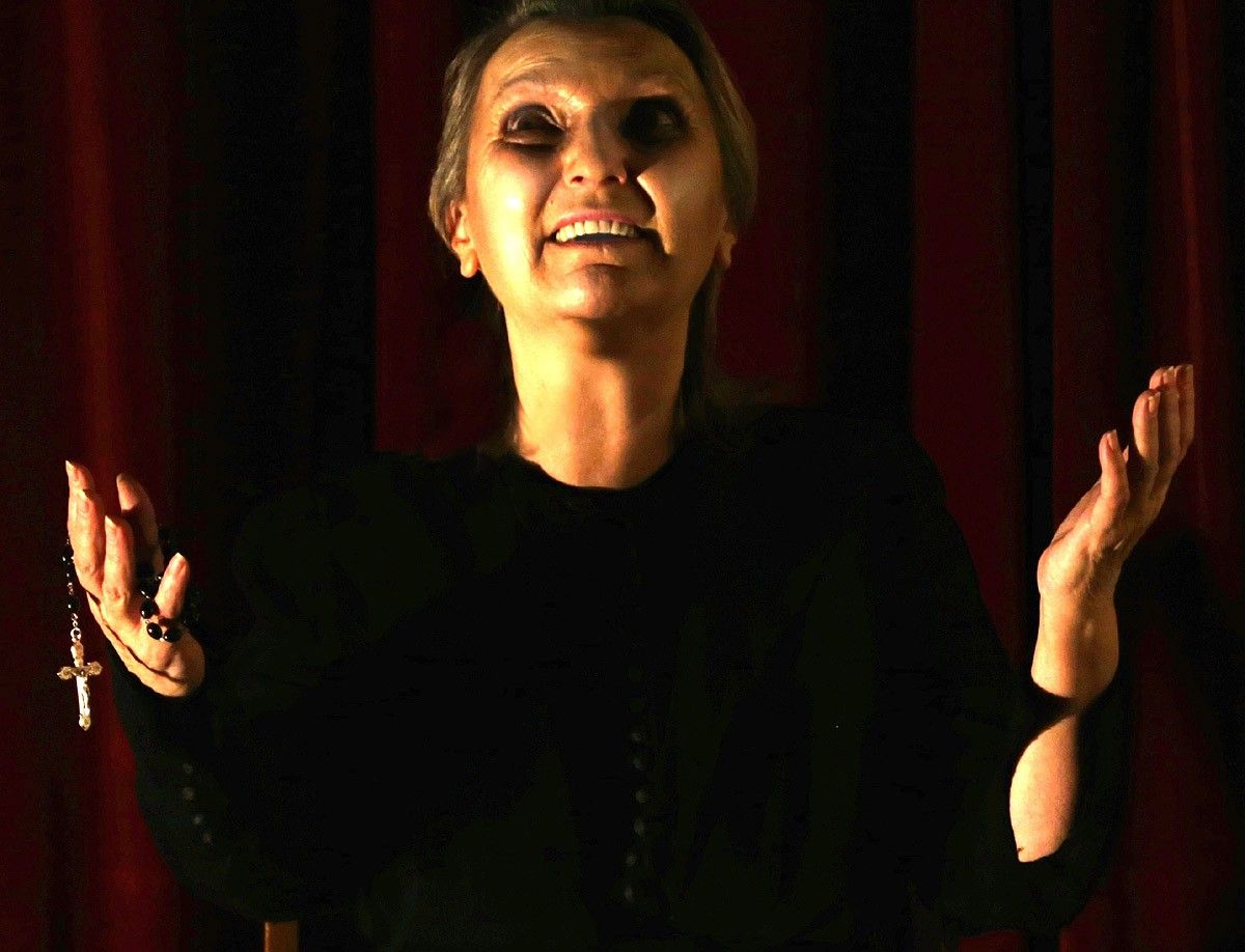 Crítica teatral: El somriure del més enllà. «Sembla que rigui», d'Òscar Constantí i Mont Plans. Intèrpret: Mont Plans. Adaptació cançons i producció musical: Mariona Vila. Reposició: Teatre Gaudí Barcelona. Pòdcast: [tuit.cat/5pk84] o text: [tuit.cat/w59R4]
