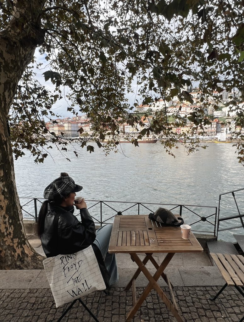 paolarglez's tweet photo. Oporto no es una ciudad, es una ilusión.
Inspira Literatura.
Tiene la elegancia añeja de las ciudades europeas que valen la pena.
Oporto y un río que quiere ser mar. https://t.co/F841hT1Ms1