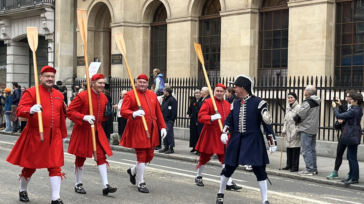BirnieLinzi's tweet photo. A few pics from my annual participation in #LordMayorsShow. Footsore and weary having walked almost nine miles, but feel like a minor celebrity. Corporal Cruachan IV the #ShetlandPony was a real scene-stealer. #Pikemen and #musketeers provide bodyguard to Lord Mayor. https://t.co/oEcybskqgt